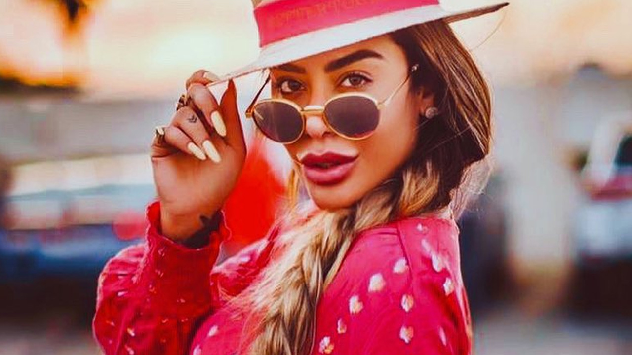 Solteira, Rafaella Santos desfila com look cheio de recortes e mostra barriga sarada e muito charme
