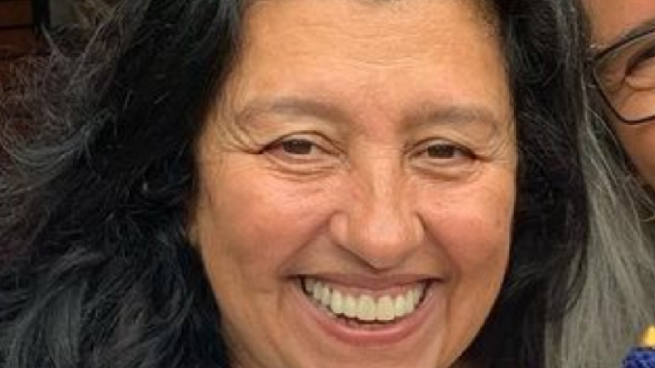 Após dois anos distante, Regina Casé reencontra a irmã, Virginia Casé: “Vacinada e testada chegou trazendo presente”