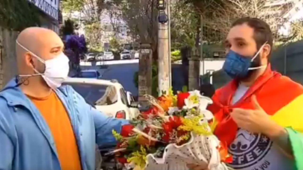 No Dia do Orgulho LGBTQIA+, repórter da Globo é surpreendido pelo marido ao vivo e cai no choro; veja o vídeo