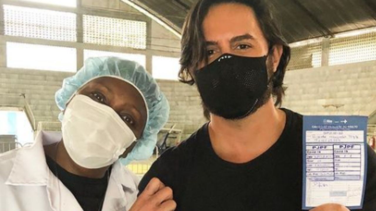 Vacinado contra Covid-19, Ricardo Tozzi abandona comemoração para fazer alerta importante: “Cuidados continuam”