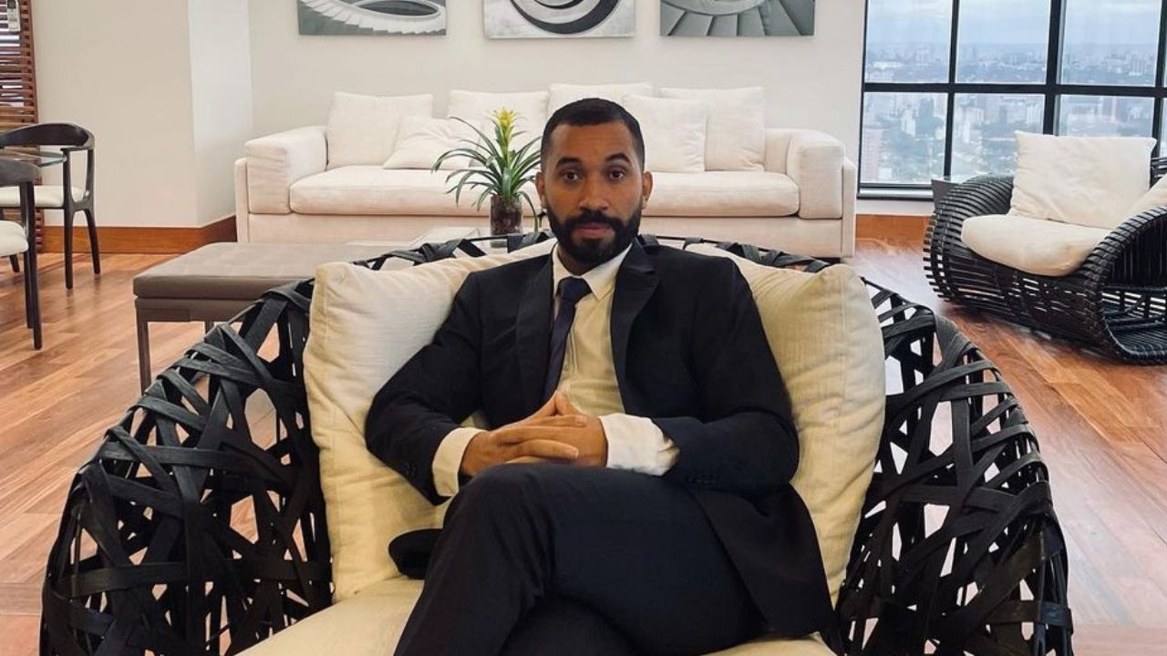 Rico! Ex-BBB Gilberto Nogueira se hospeda em suíte presidencial de hotel em São Paulo: “Chiquérrimo”