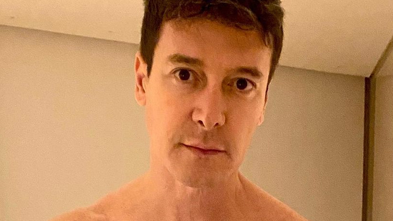 Aos 47 anos, Rodrigo Faro abaixa a cueca e mostra corpo trincado na frente do espelho: “Sou vintage”