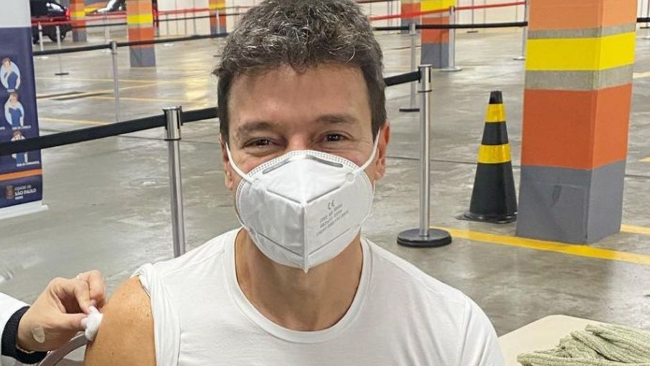 Rodrigo Faro toma a primeira dose da vacina contra a Covid-19 e comemora: “Foi muita emoção”