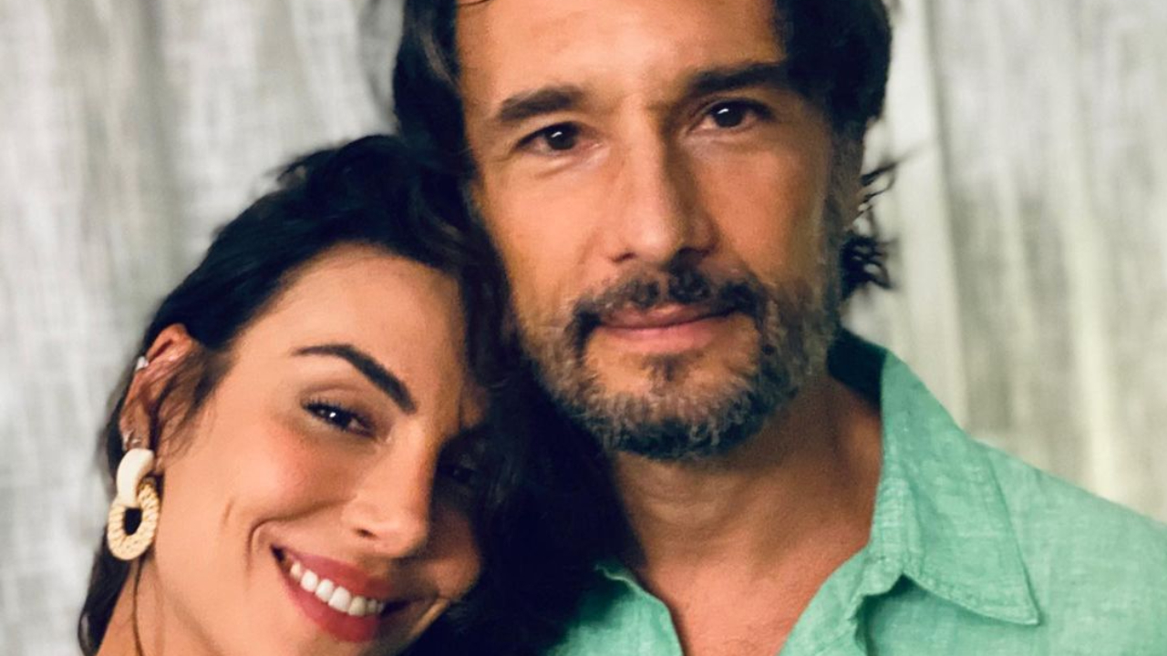 Em raro clique juntos, Rodrigo Santoro e Mel Fronckowiak posam de máscara e deixam indireta: “Ato de amor”