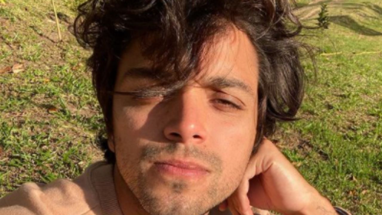 Rodrigo Simas choca ao surgir fazendo carão de bigode e deixa seguidores babando: “Como pode?”