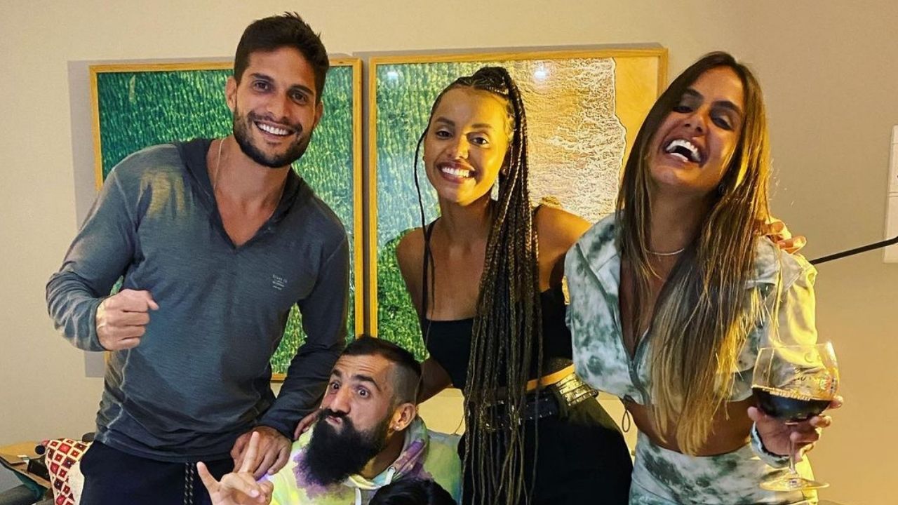 Romance? André Martinelli se encontra com amigos da equipe de No Limite e revela casais: “Segurando vela”