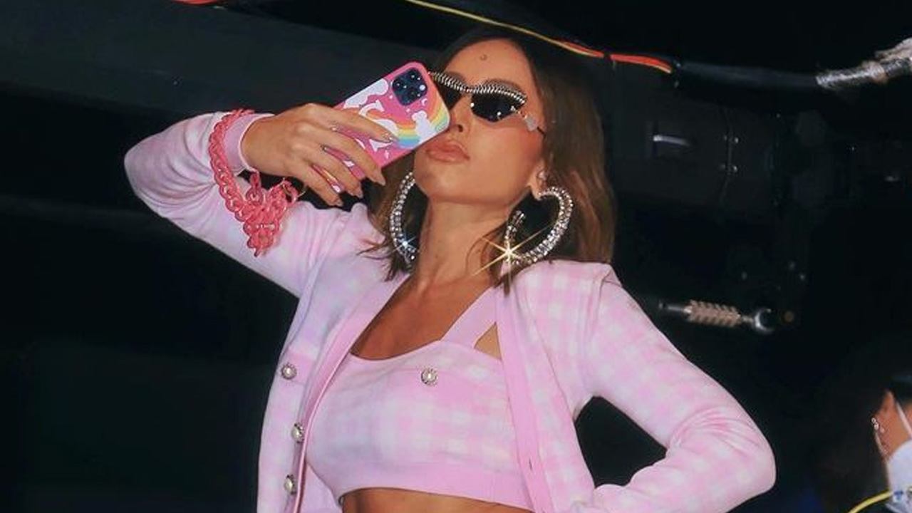 Sabrina Sato posa nos bastidores do ‘Ilha Record’ com shortinho minúsculo e rouba a cena: “Perfeição”