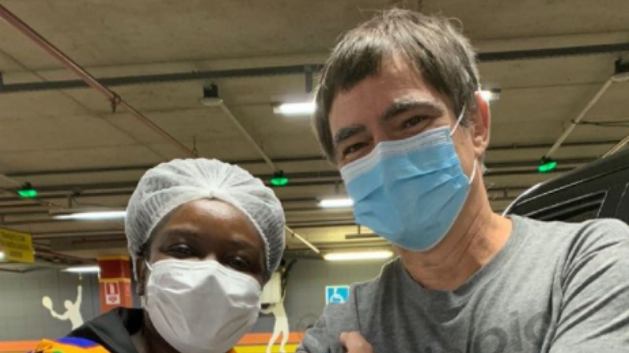 Aos 54 anos, Samuel Rosa recebe primeira dose da vacina contra Covid-19 e se emociona: “Viva a ciência”
