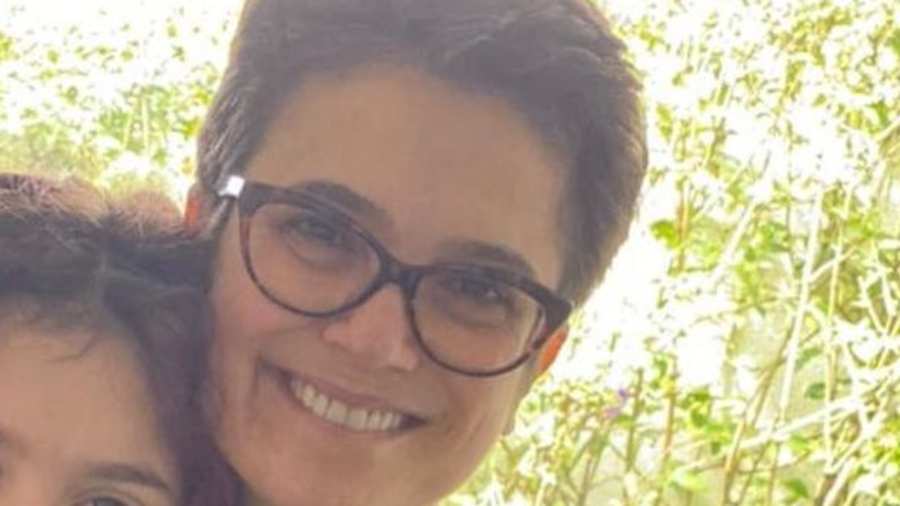 Sandra Annenberg se orgulha durante formatura da filha e internautas cravam semelhança: “Sua cópia!”