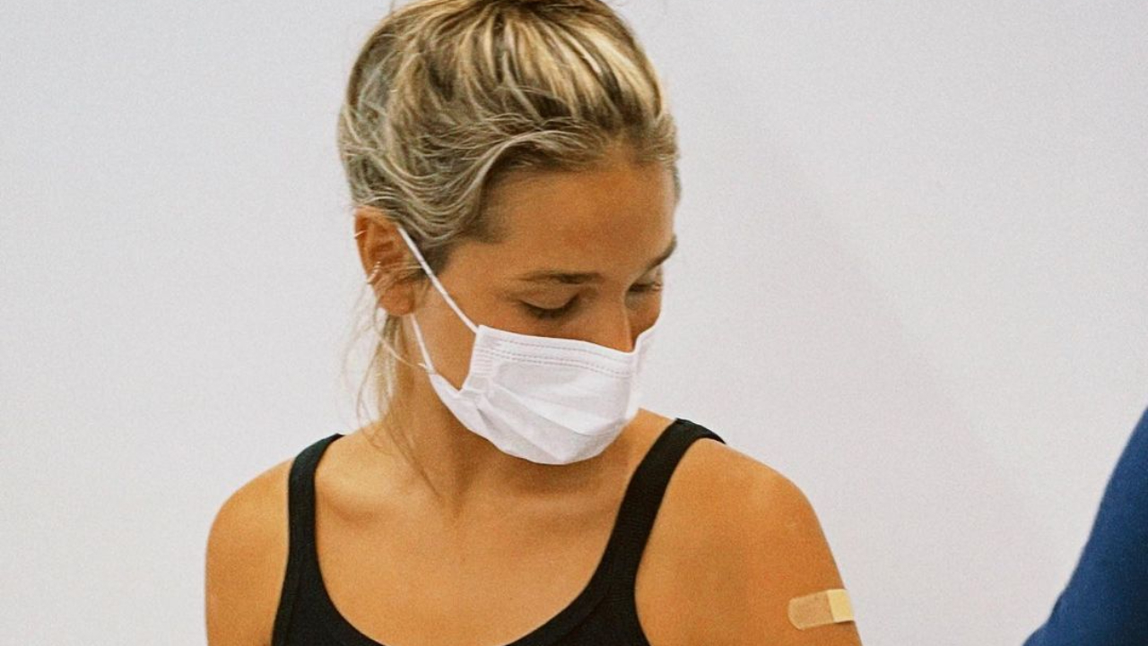 Após lua de mel luxuosa em Dubai, Sasha Meneghel se vacina em Nova York: ”Nem acredito”