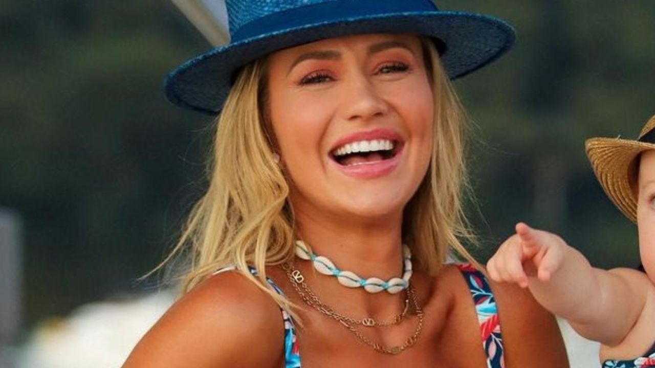 Em iate de luxo, Ana Paula Siebert combina biquíni com a filha, Vicky Justus: “Eu amo me vestir igual”