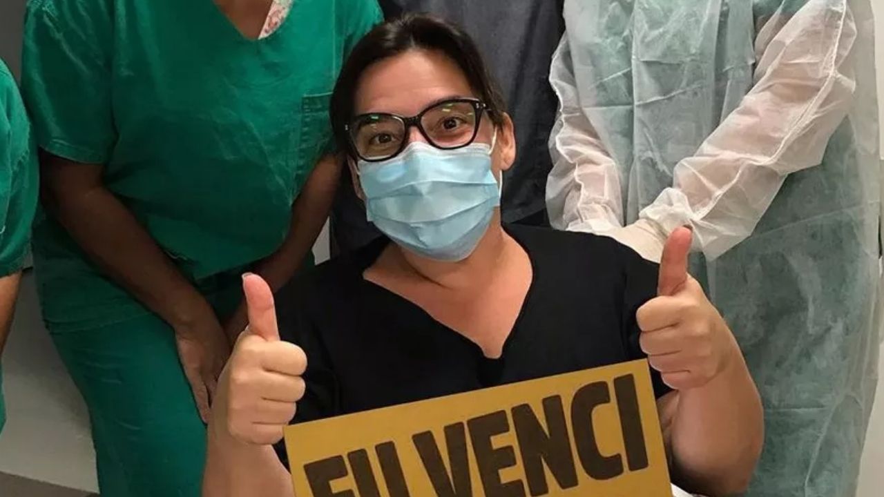 Vencendo a Covid-19, Simone Gutierrez tem alta hospitalar após 7 dias internada e se emociona: “Eu só quero viver”