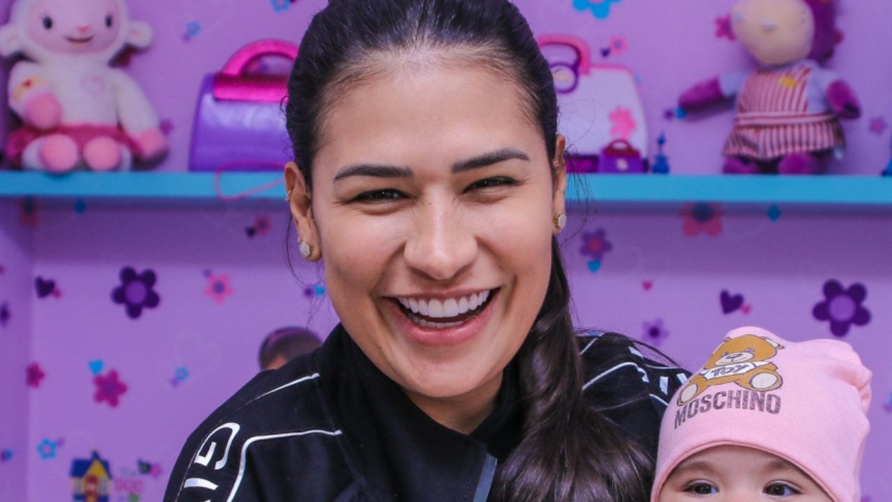 Coberta de grifes! Simone leva a filha ao pediatra com look de R$ 5,8 mil e beleza da bebê encanta os fãs