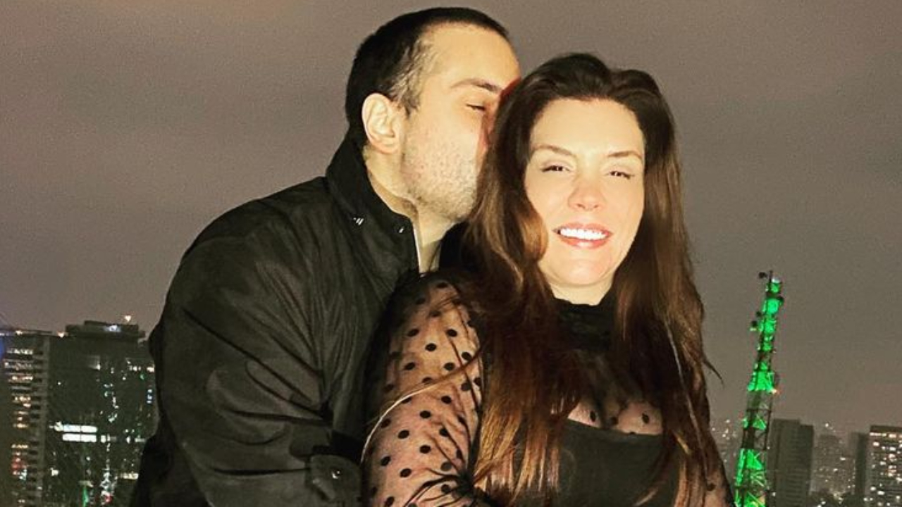 Apaixonada, Simony celebra primeiro ano de namoro com sertanejo bonitão: “Felicidade é ter você”