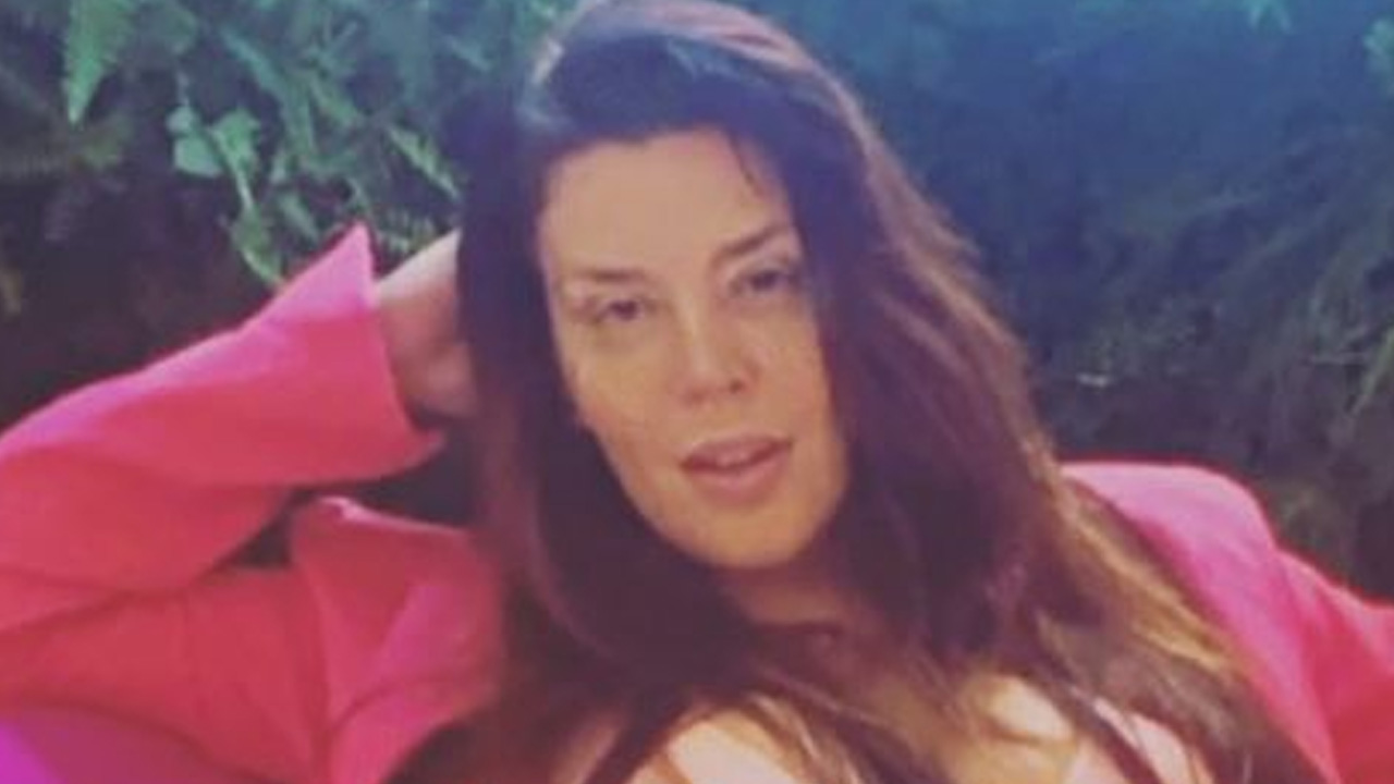 Simony surge com decote amplo e mostra resultado de procedimentos estéticos aos 44 anos: “Linda e abençoada”