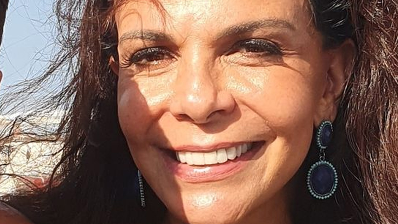 Sula Miranda surge em clique raríssimo com o filho bonitão de 23 anos e web vai à loucura com beleza do rapaz: “Príncipe”