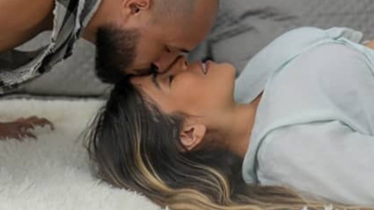 Esperando gêmeas, Bruna Surfistinha posa com o marido em ensaio e exibe barrigão: “Conexão forte”