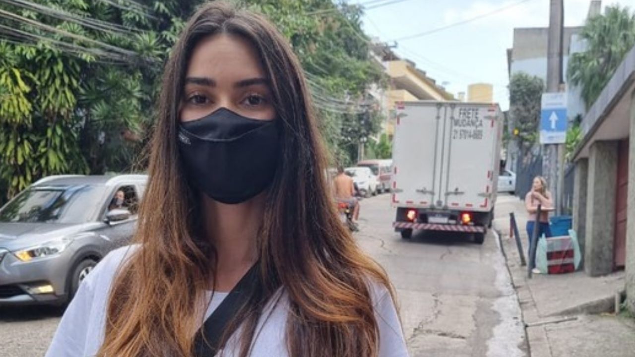 Realizando uma boa ação, Thaila Ayala visita projeto social no Vidigal, no Rio de Janeiro