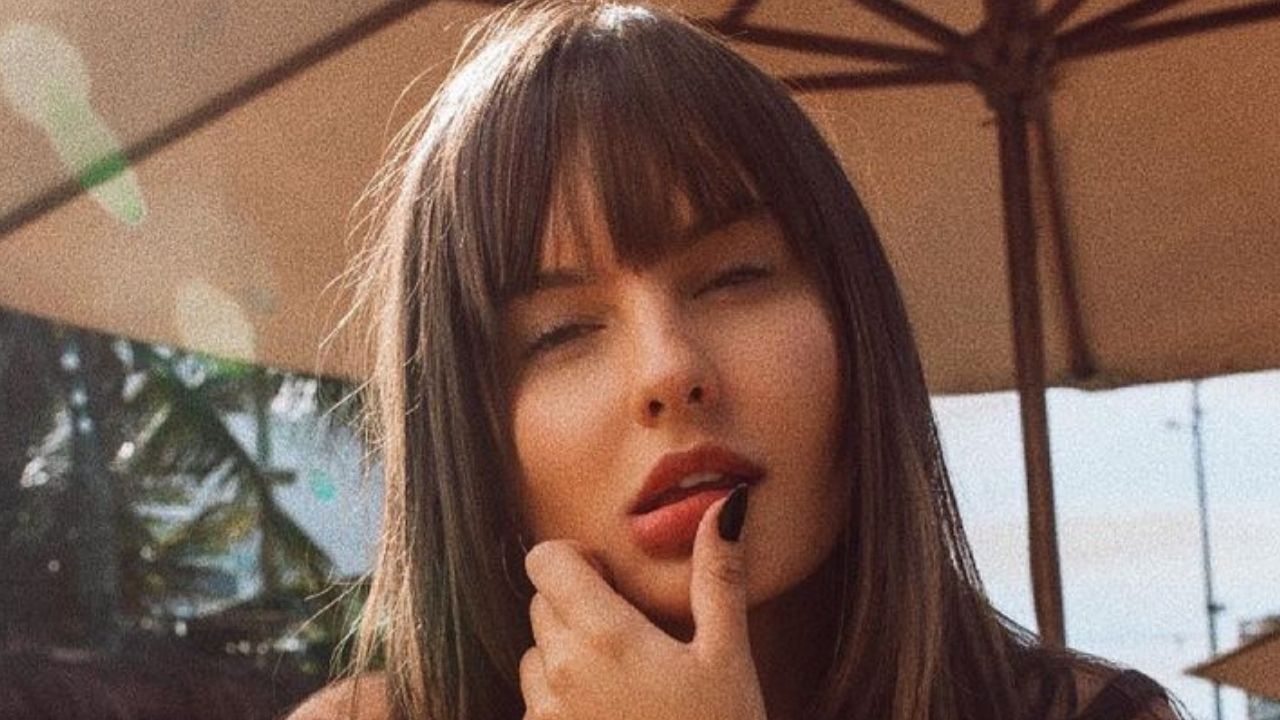 Ex-BBB Thais Braz posa de biquíni ousado em clique fazendo carão e seduz fãs: “Assim você me mata”