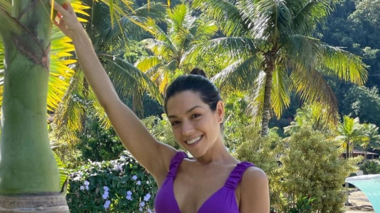 Aos 37 anos, Thais Fersoza choca com corpo sequinho na piscina de sua mansão: “Você fez lipo?”