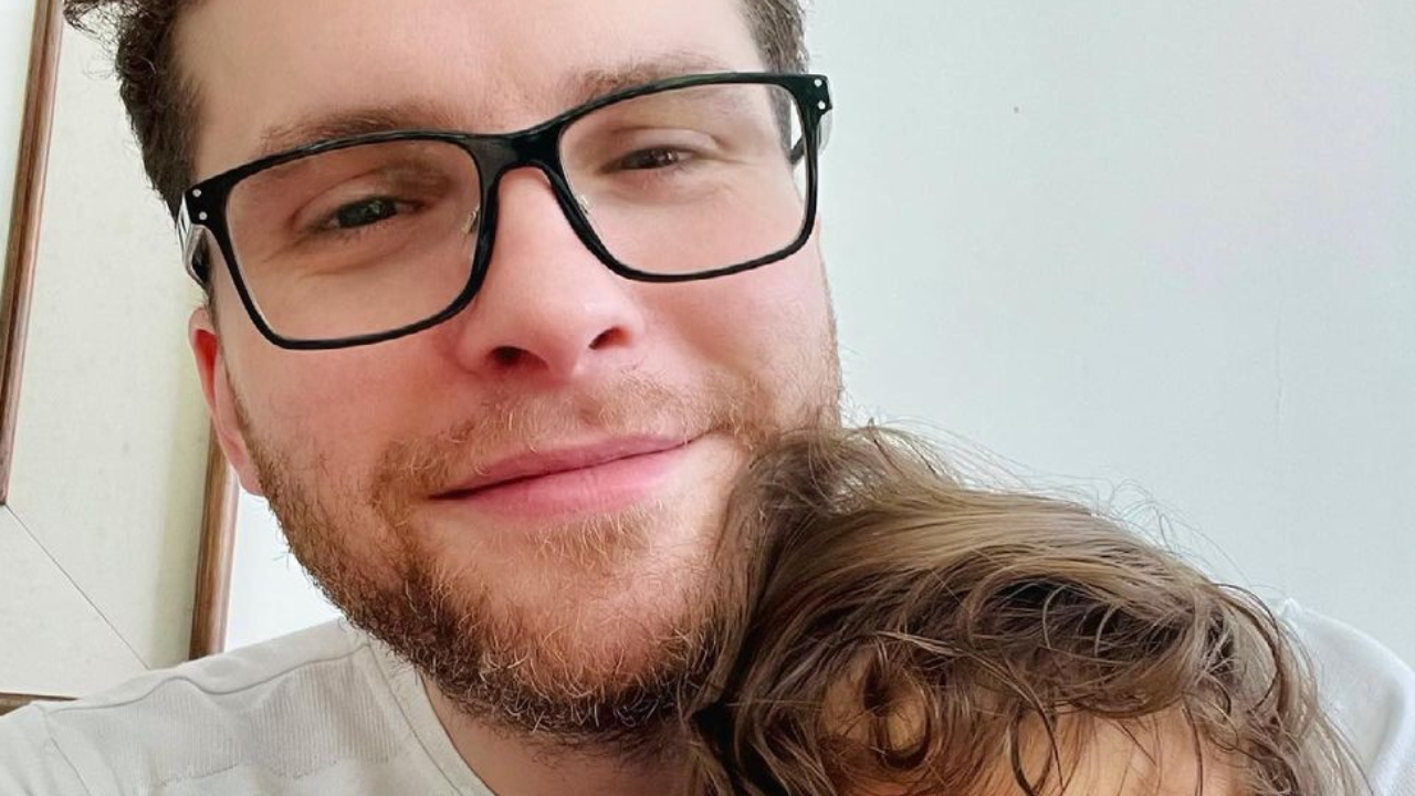 Thiago Fragoso paparica muito o filho caçula e derrete fãs com a simpatia do bebê: “Que fofura”!”