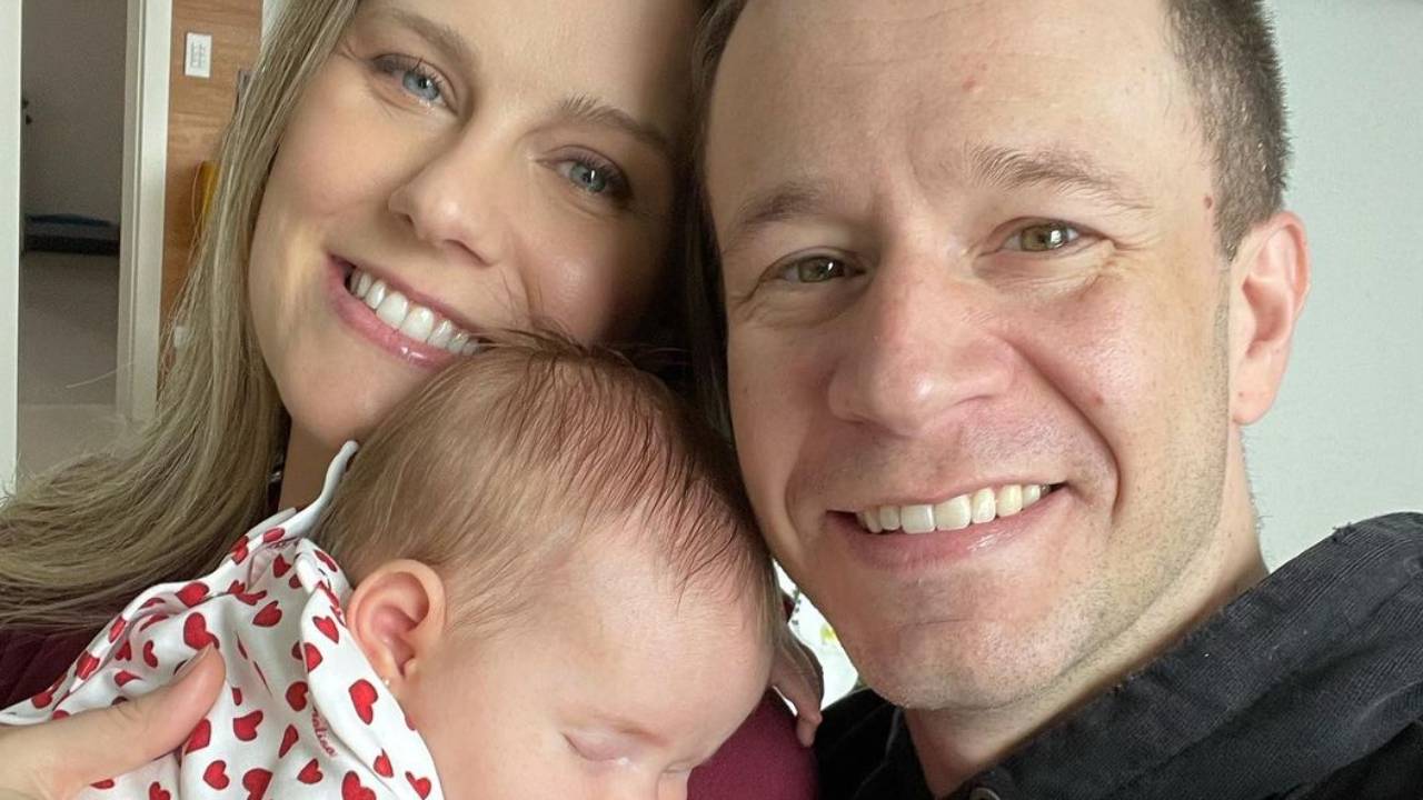 Novinhos! Esposa de Tiago Leifert surpreende a web ao resgatar primeira foto que tiraram juntos: “Há 11 anos”