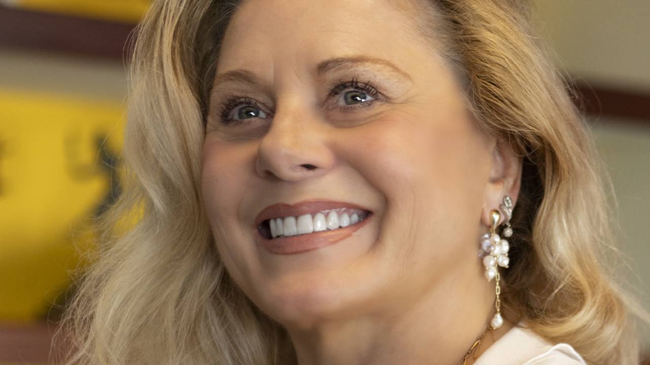 Poderosíssima! Vera Fischer recupera foto inédita de 1976 e coloca em leilão por lance inicial de R$ 350 mil