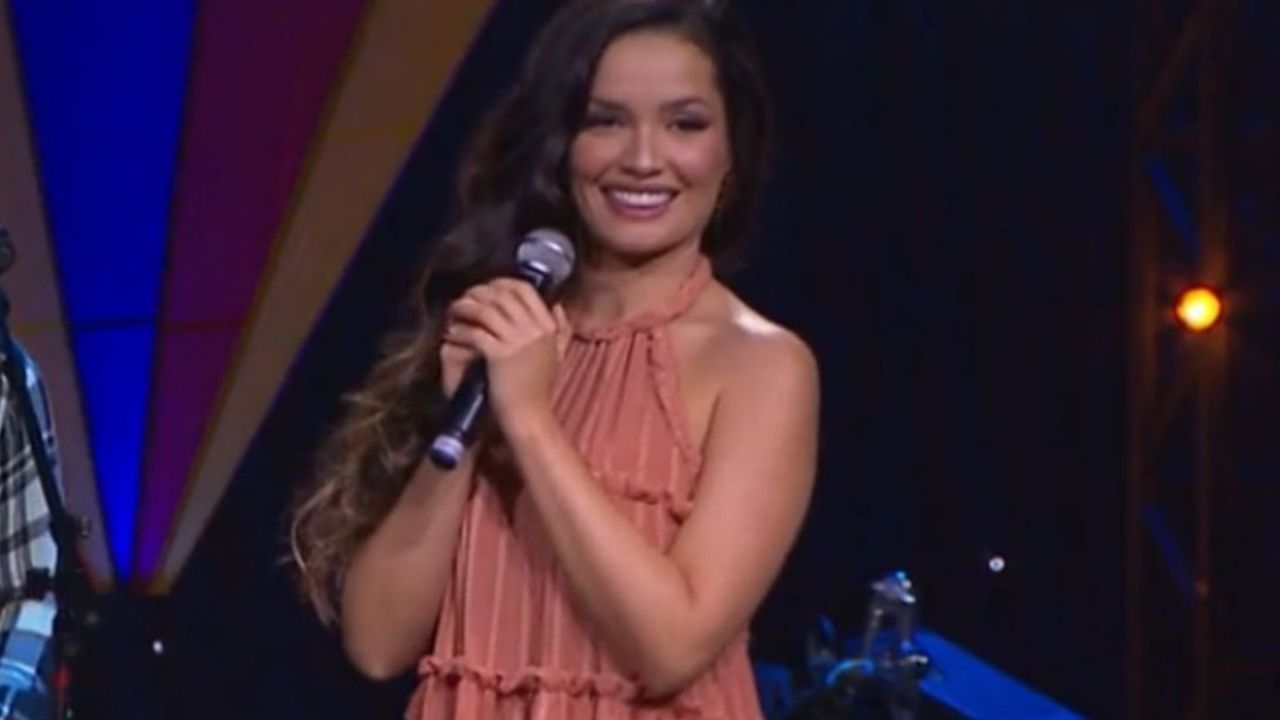É o poder! Vestido de Juliette avaliado em quase R$ 3 mil se esgota em menos de 24 horas