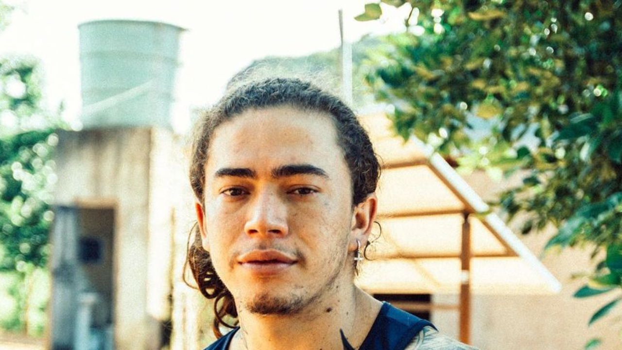 Whindersson Nunes envia flores a mulher trans que teve corpo queimado: ”Me corta o coração”