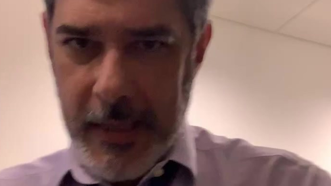 Um dia após ser vacinado, William Bonner abre intimidade e fala sobre reação corporal: “Não é obrigatória”