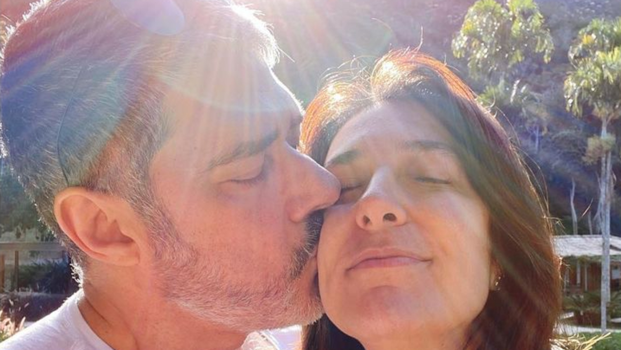 Esposa de William Bonner, Natasha Dantas compartilha clique romântico com o jornalista e se declara: ”Meu lar”
