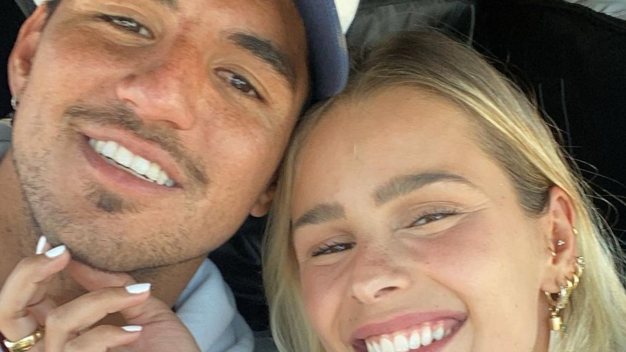 Após conquistar segundo lugar em campeonato, Gabriel Medina ganha declaração de Yasmin Brunet: “Meu campeão”