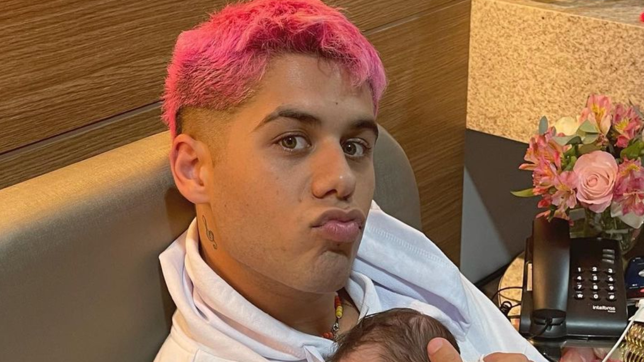 Zé Felipe equilibra a filha recém-nascida no violão e encanta a web: “Fofura em dose dupla!”