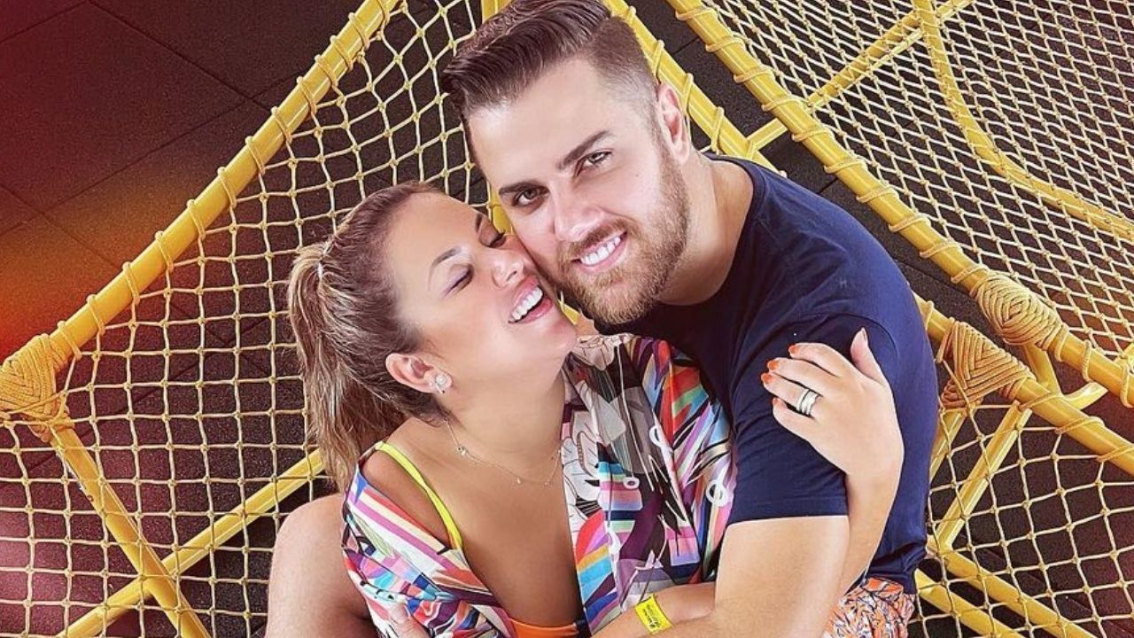 Zé Neto e a esposa protagonizam beijão apaixonante em viagem: “De casalzinho sim”