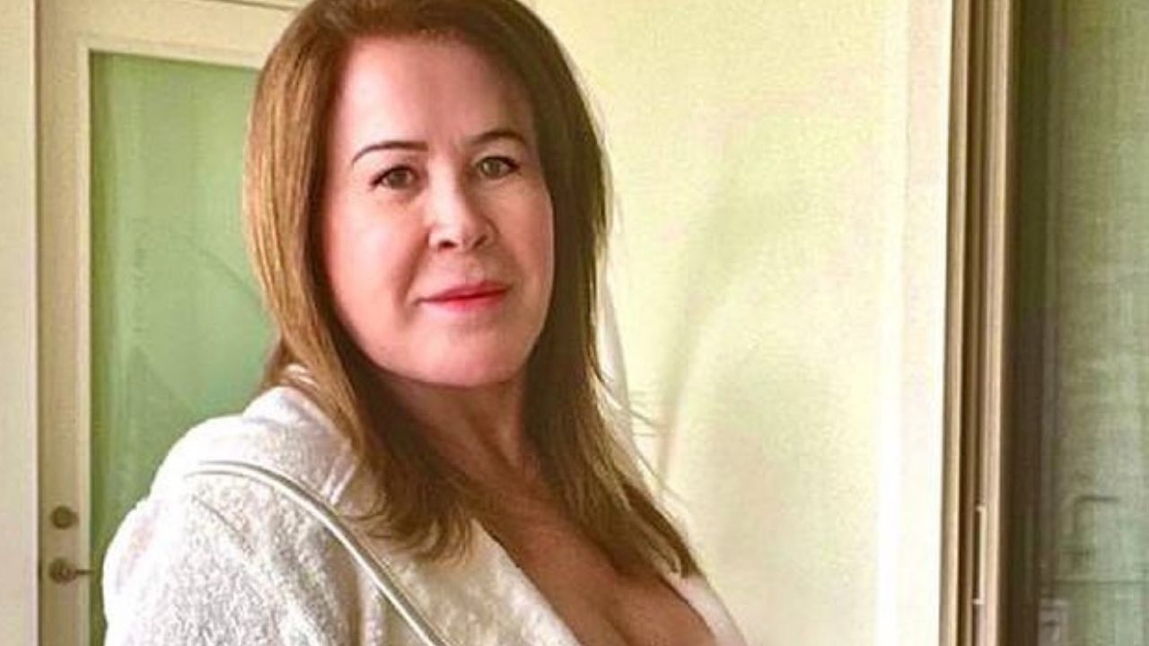 Aos 63 anos, Zilu Camargo posa de roupão, deixa tatuagem nos seios à mostra e chama a atenção: “Pernas lindas”