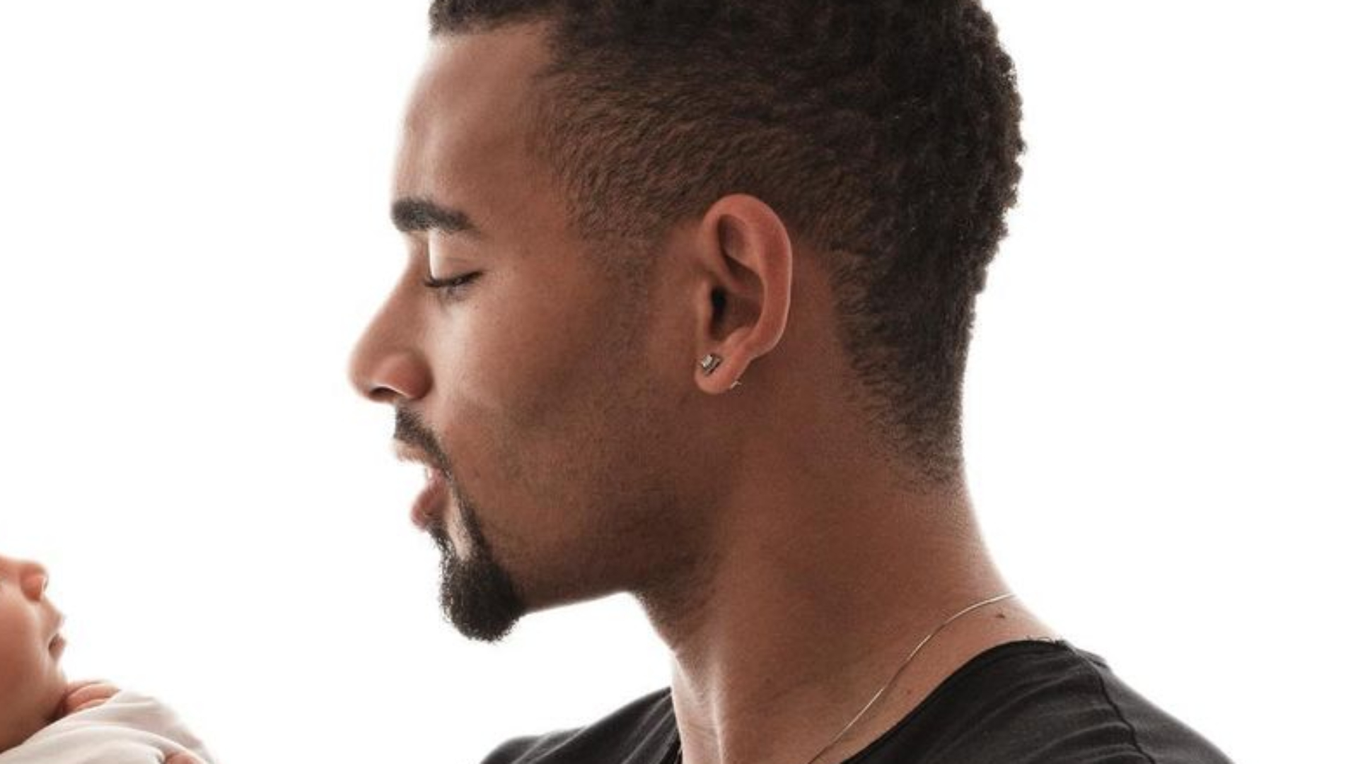 Com clique raro, Gabriel Jesus celebra primeiro mês de vida da filha: “Princesa”