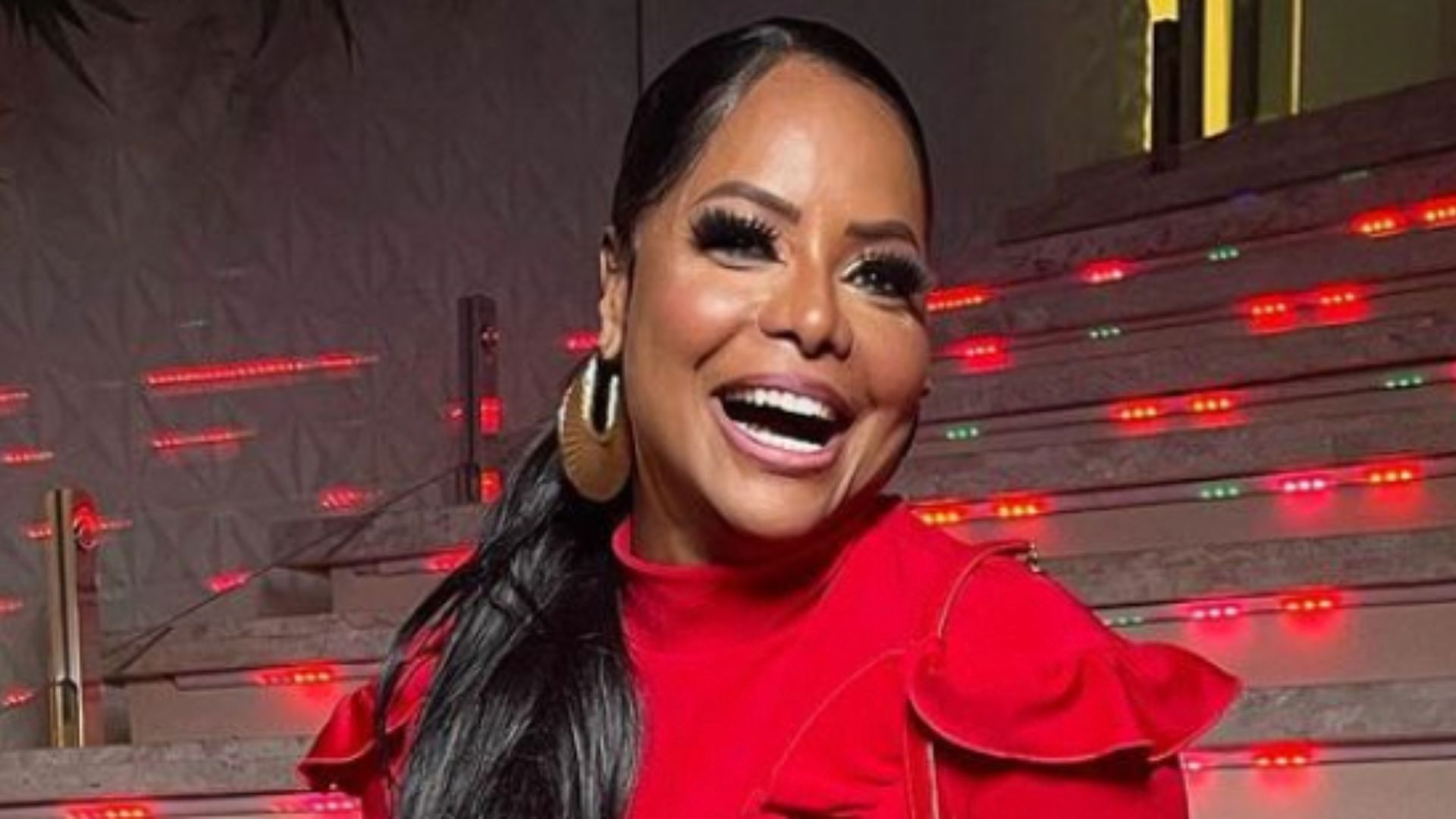 Aos 48 anos, Adriana Bombom exibe corpo perfeito com vestidinho curtíssimo: “Diva”