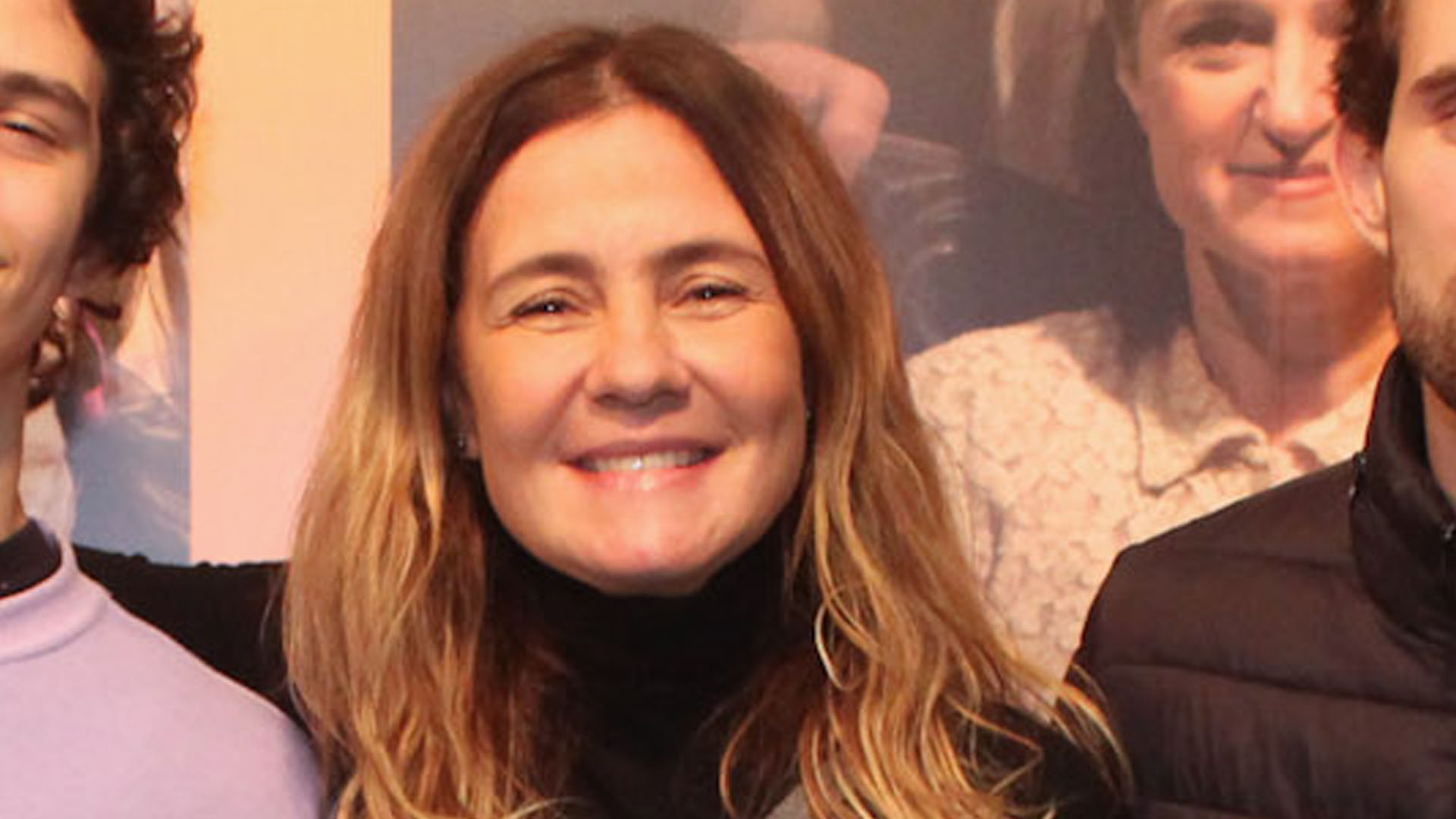 Adriana Esteves surge agarradinha com filhos em raríssima aparição em público