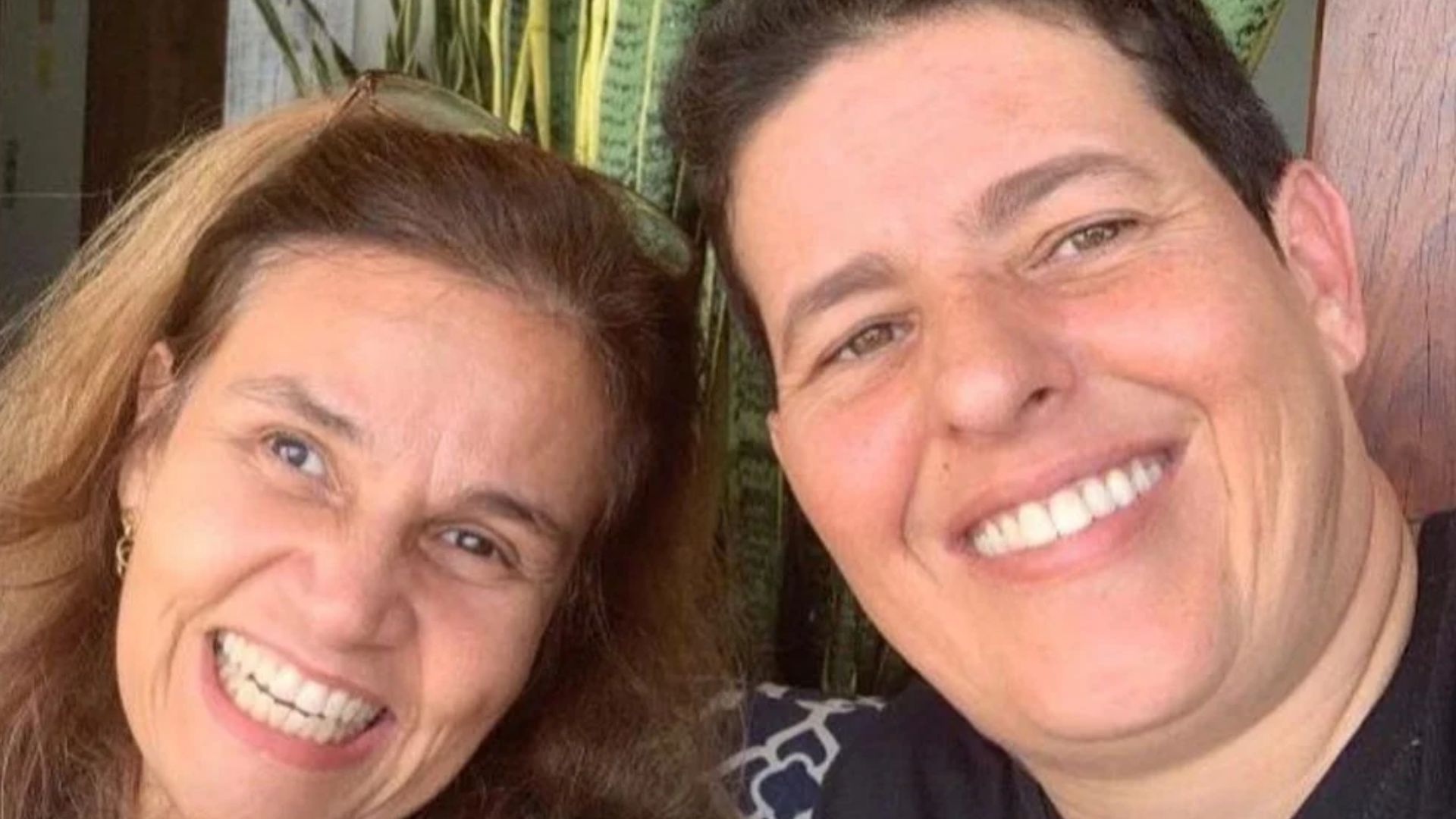 Adriane Bonato anuncia casamento com Claudia Rodrigues na TV: “Casal do ano”