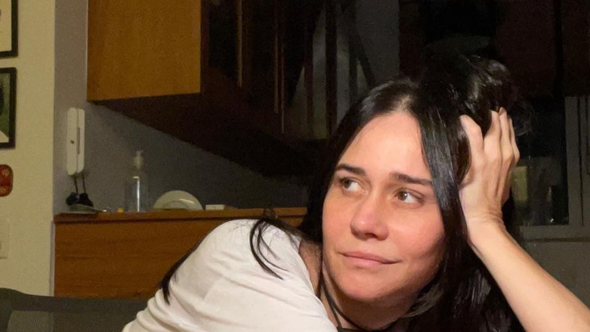Aos 51 anos, Alessandra Negrini sensualiza de camisola e ostenta corpão: “Linda”