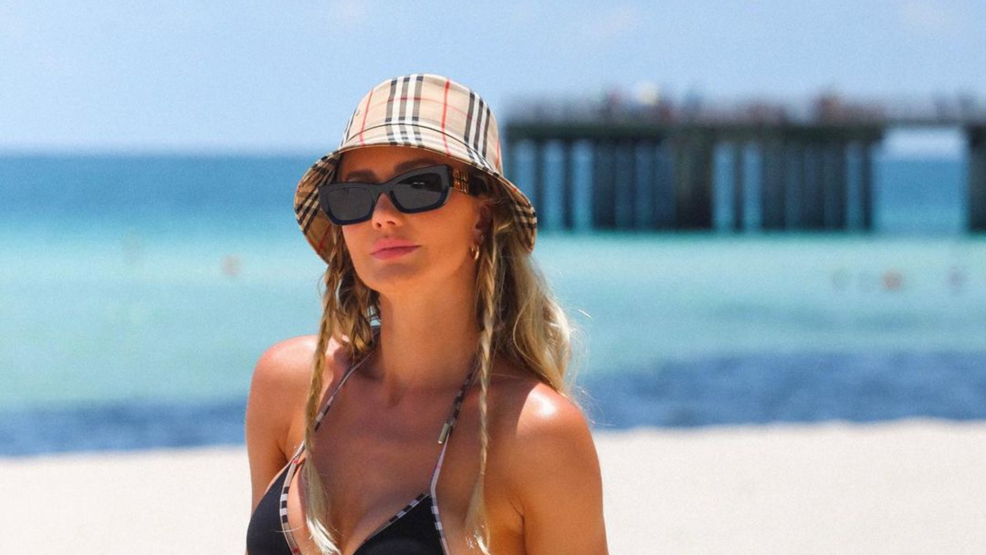 De biquíni, Ana Paula Siebert ostenta barriga chapada em dia de praia: “Gata”