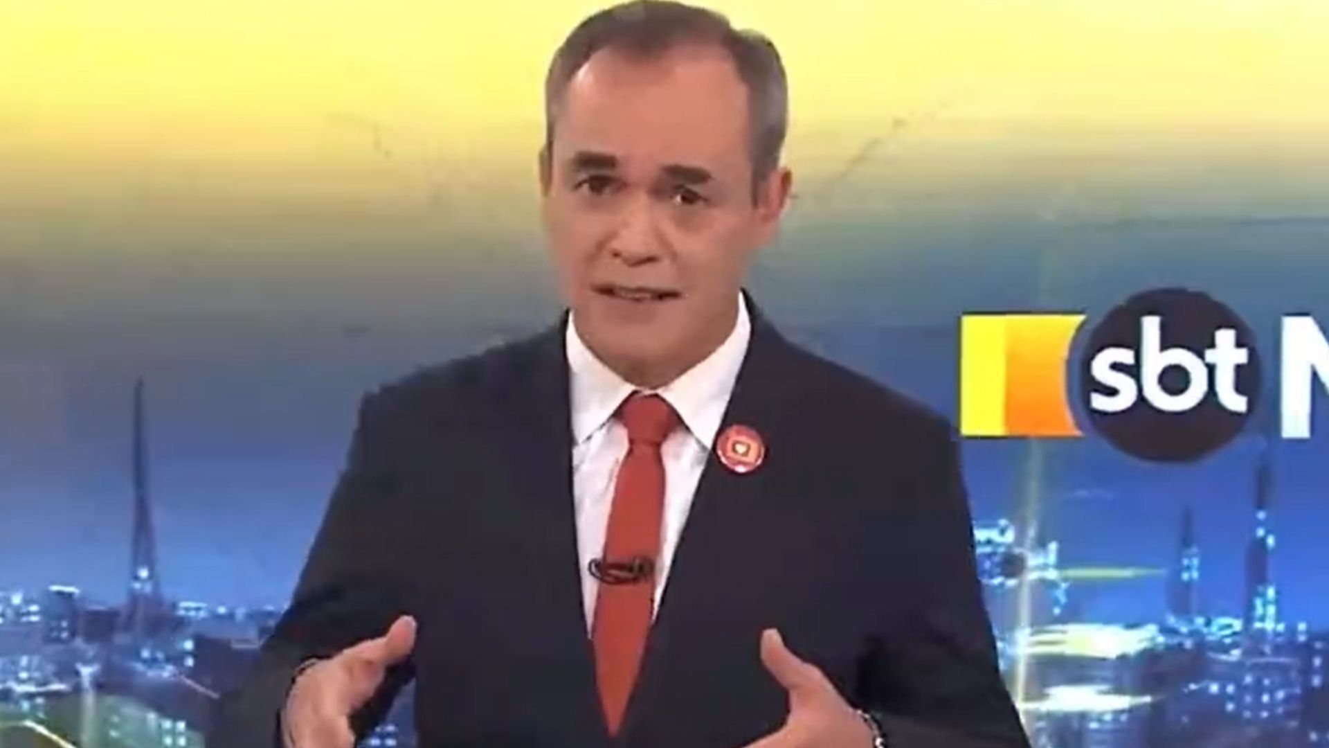 Âncora do SBT paga mico ao fazer propaganda para Globo: “Muito tempo falando”