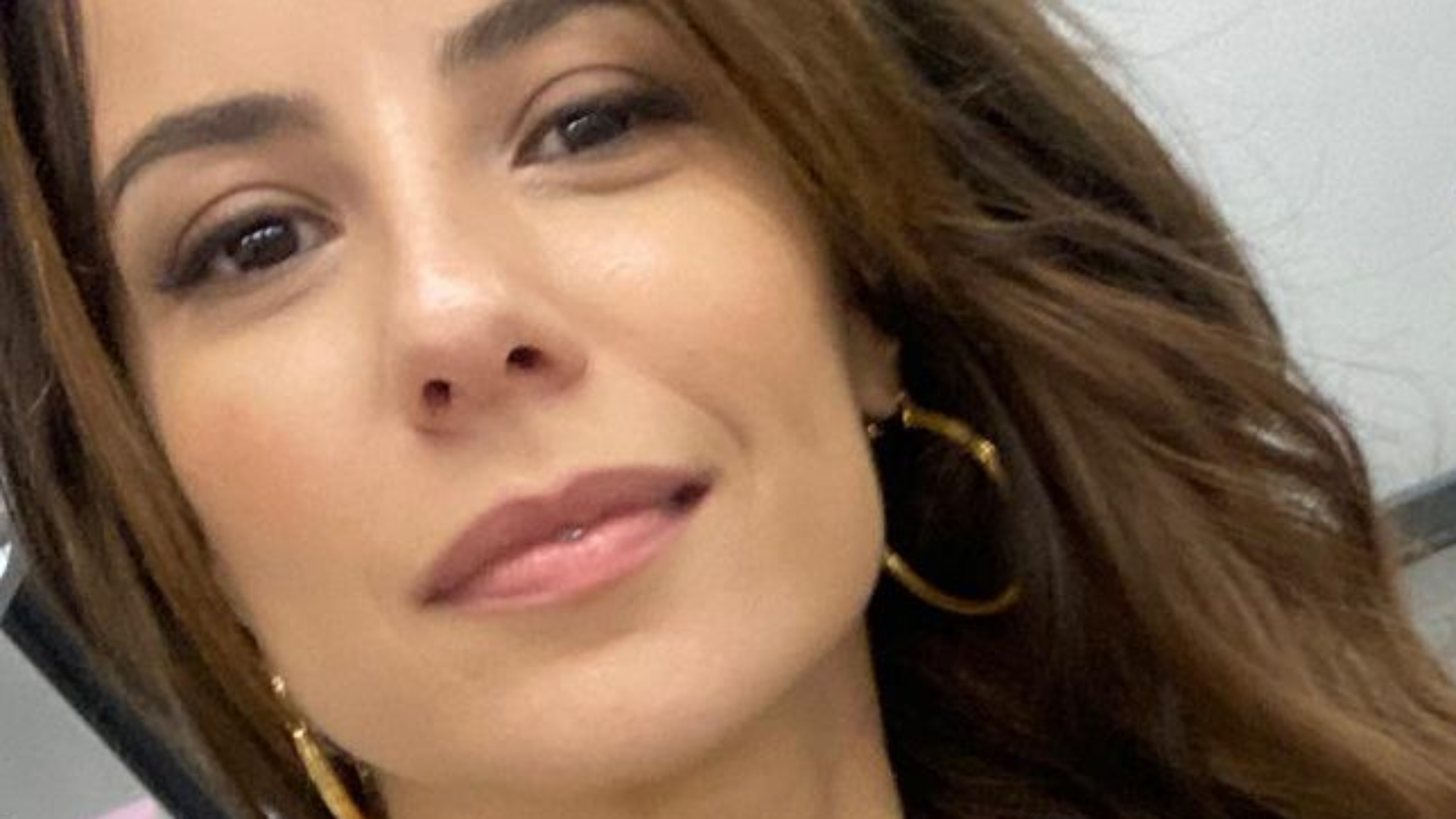 Andreia Horta muda visual e surge de top rendado e microssaia: “Personagem nasceu”
