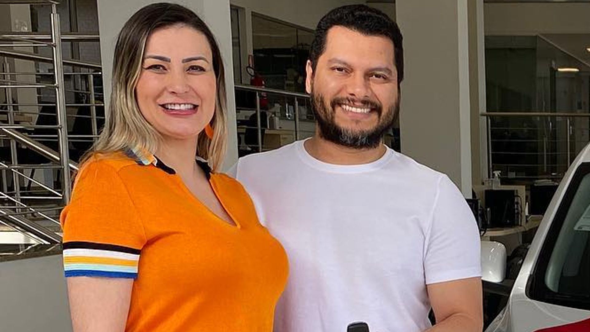 Andressa Urach presenteia marido com carro zero caríssimo: “Merece”