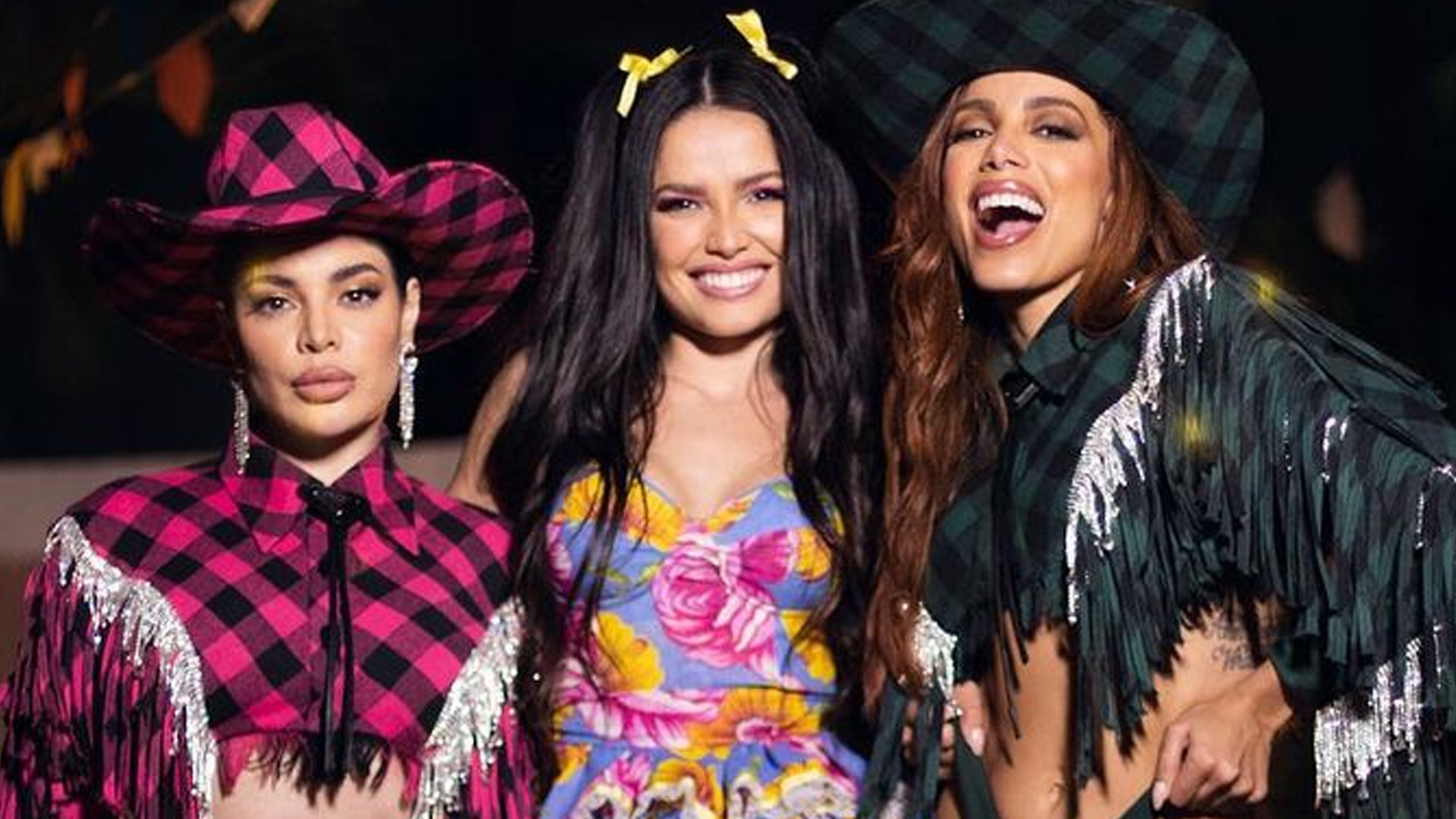 Anitta, Juliette e Gkay mostram pernões de minissaia em festa junina: “Acendeu”