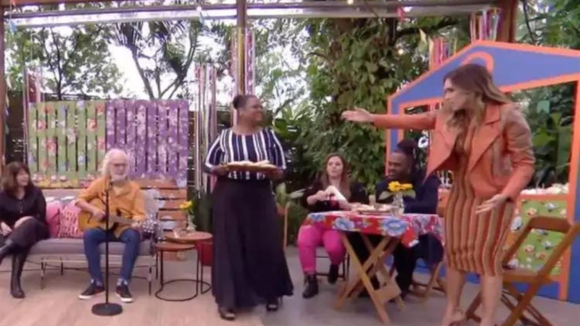 Apresentadora sofre críticas após comportamento em programa de TV: “Sirva todo mundo”