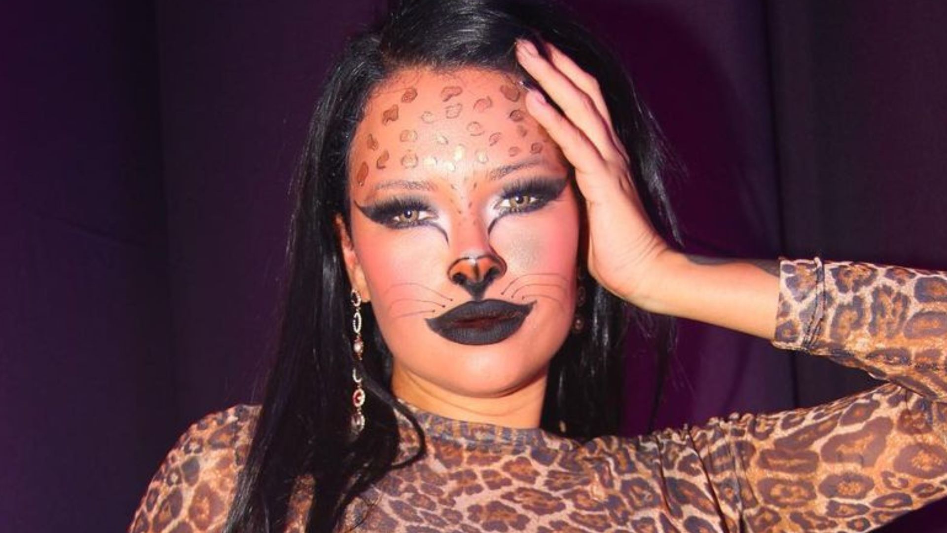 Ex-BBB Ariadna Arantes se veste de gatinha e causa com look ousado: “Abuso”