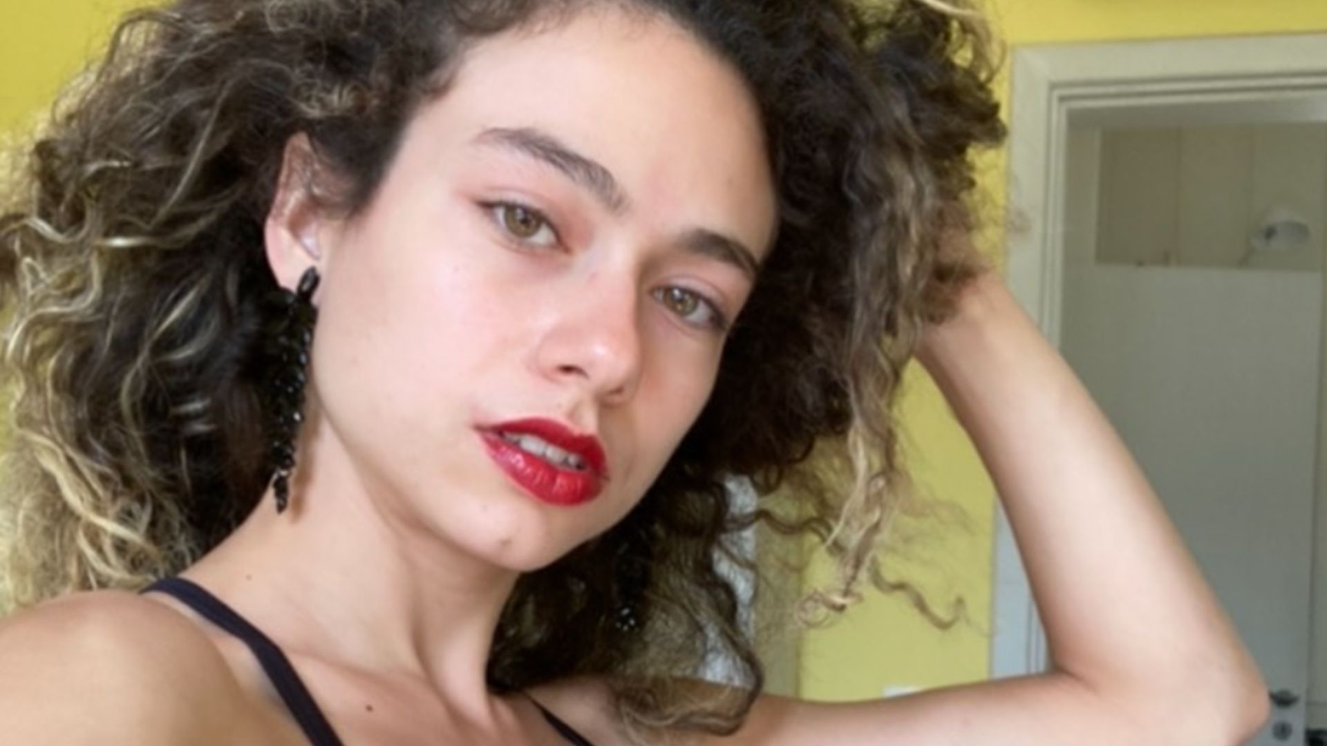 Atriz de ‘Pantanal’ quebra o tabu e exibe axilas peludas: “O povo se incomoda”