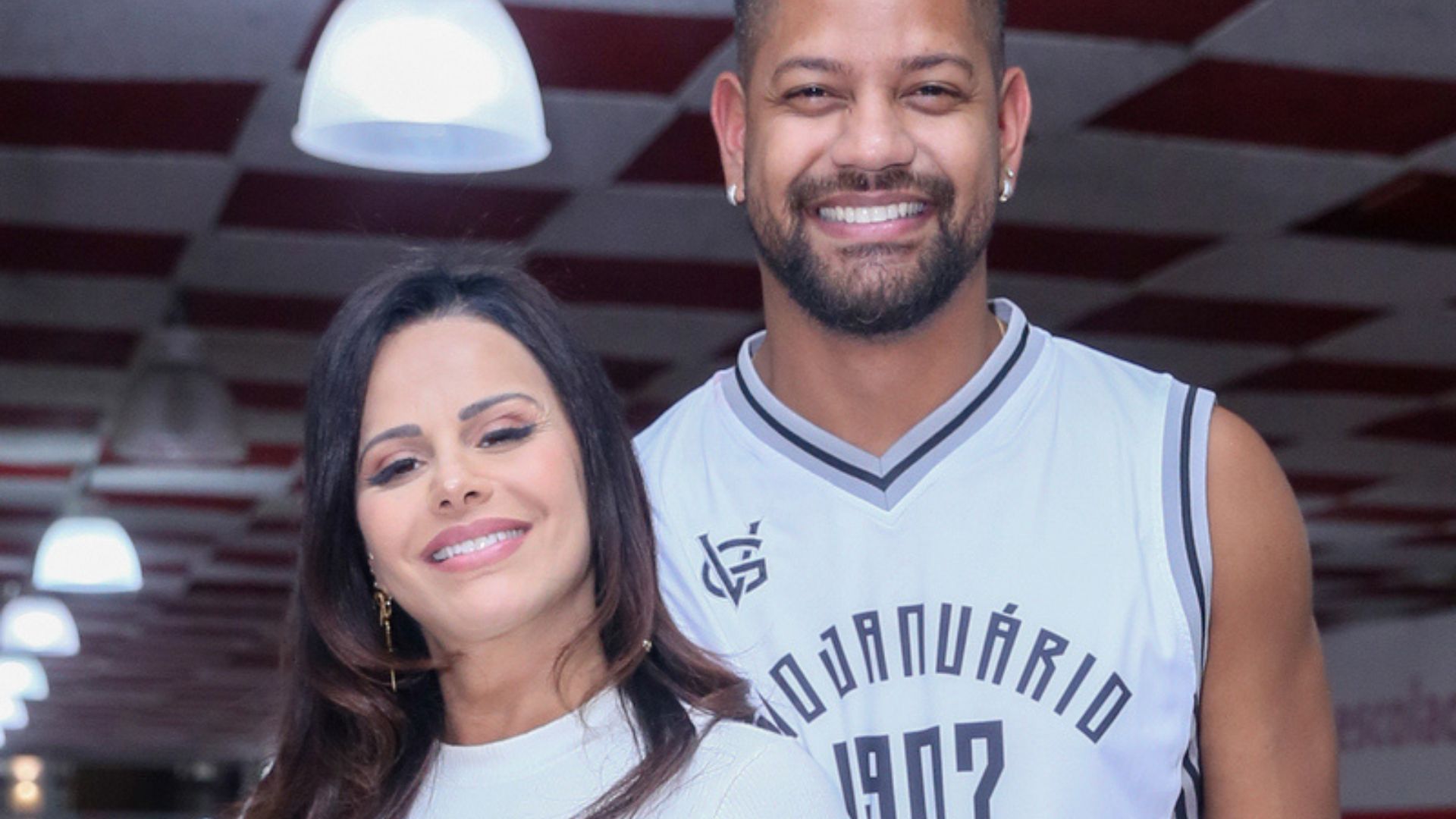 Viviane Araújo surge com novo visual e barrigão de fora em evento: “Deslumbrante”