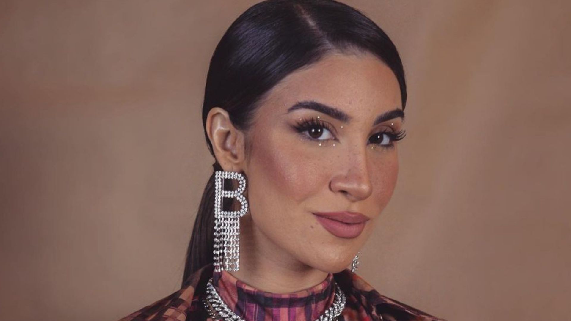 Ex-BBB Bianca Andrade ousa em look estampado aberto e mostra bumbum: “Que mulherão”